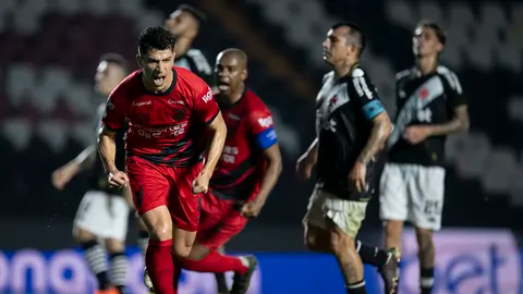 Vasco perde para o Athletico nas estreias de Medel e Ramón Díaz