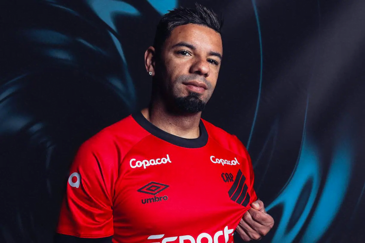 Athletico Paranaense anuncia a contratação do lateral Bruno Peres