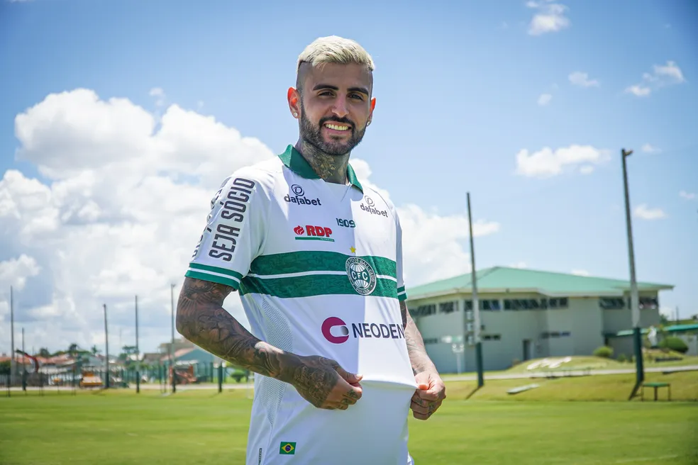 Coritiba encaminha a saida do volante Liziero para clube da Suiça - Foto: Ge.com