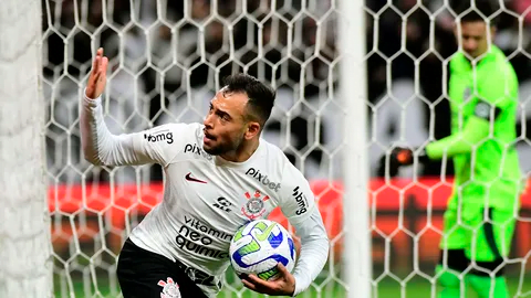 Corinthians faz gol 500 em sua casa e evita derrota para o Goiás
