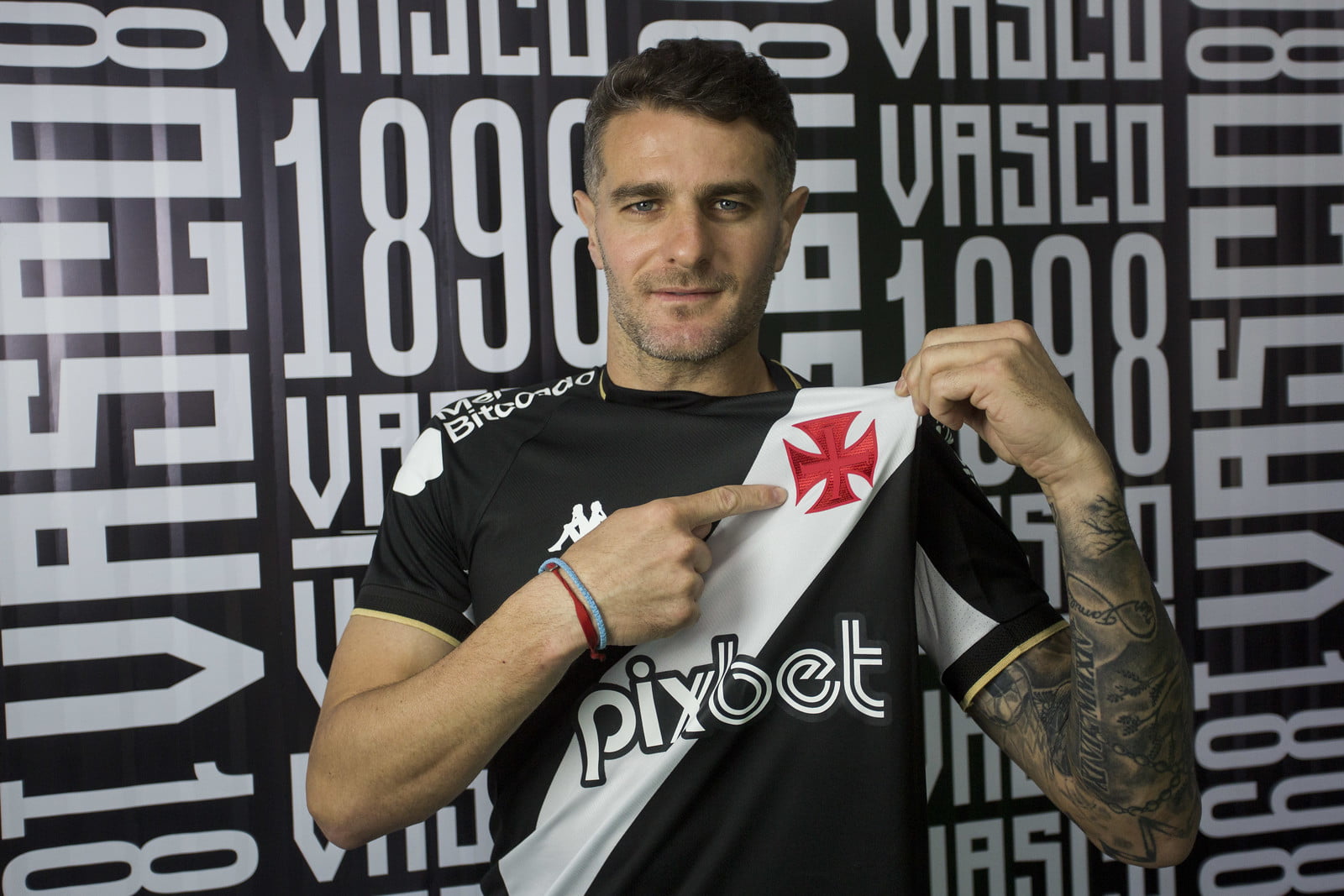 Vasco anuncia a contratação do atacante Pablo Vegetti