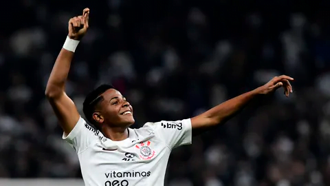 Corinthians ganha de virada e sai na frente na Sula