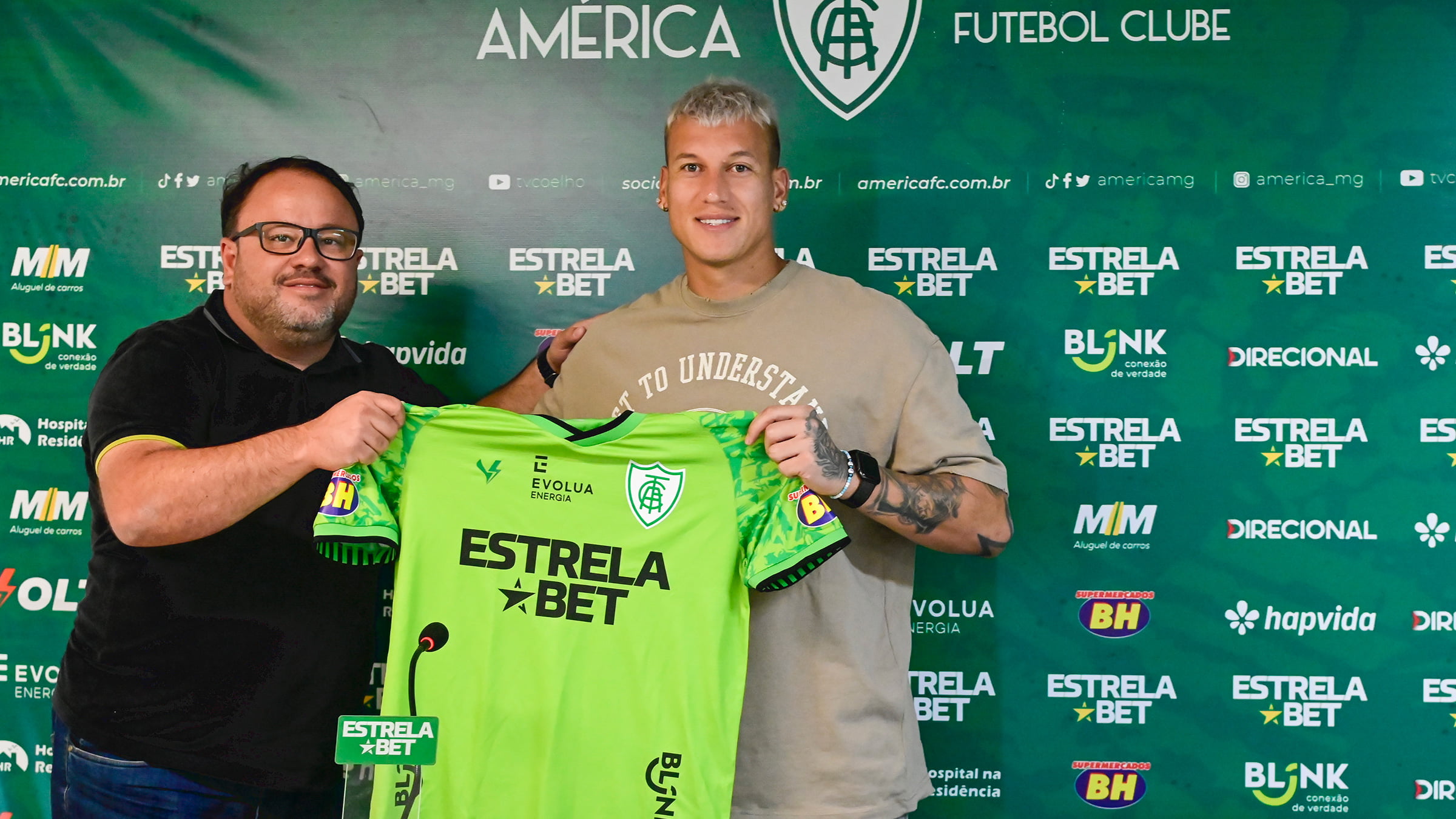 Goleiro Aguerre é apresentado no América-MG