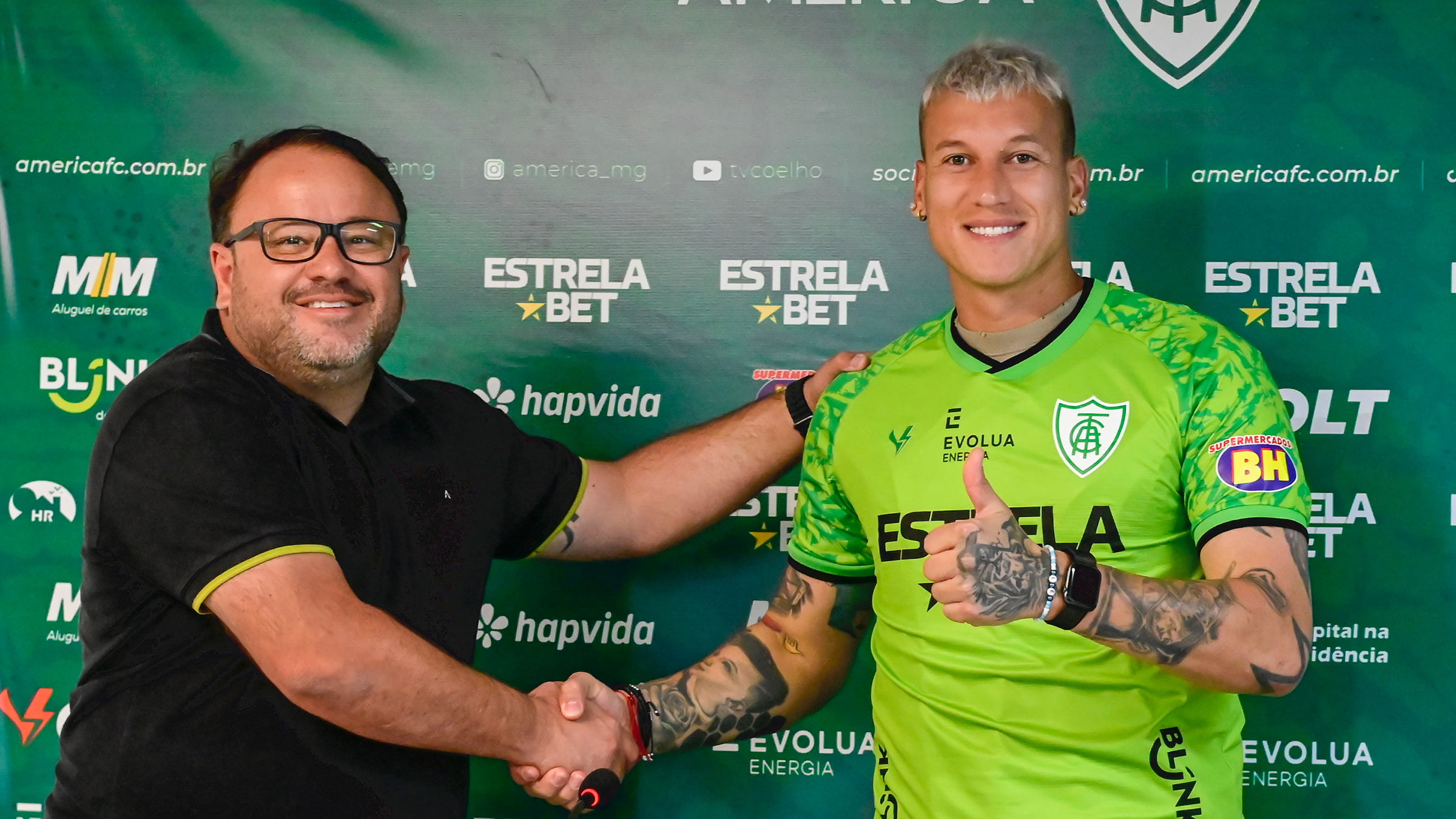Goleiro Aguerre é apresentado no América-MG