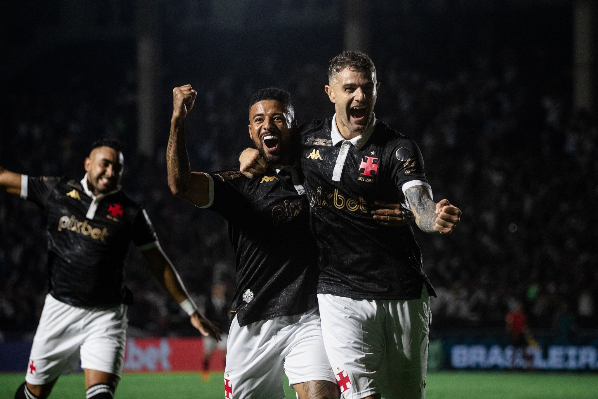 Em retorno a São Januário, torcida do Vasco esgota ingressos para o jogo  contra o Coritiba