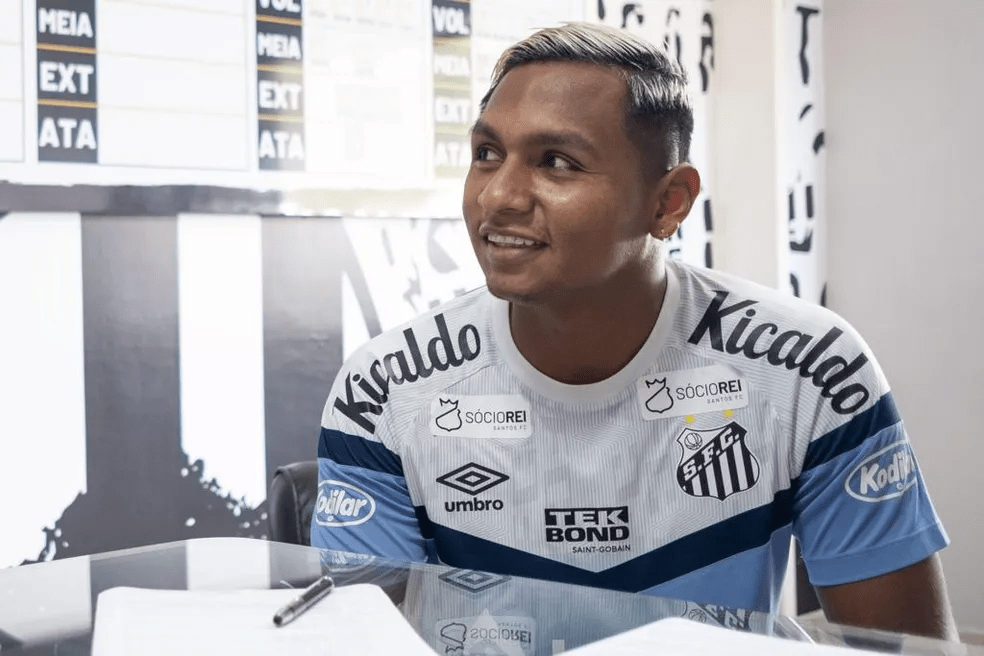 Santos anuncia oficialmente o colombiano Alfredo Morelos