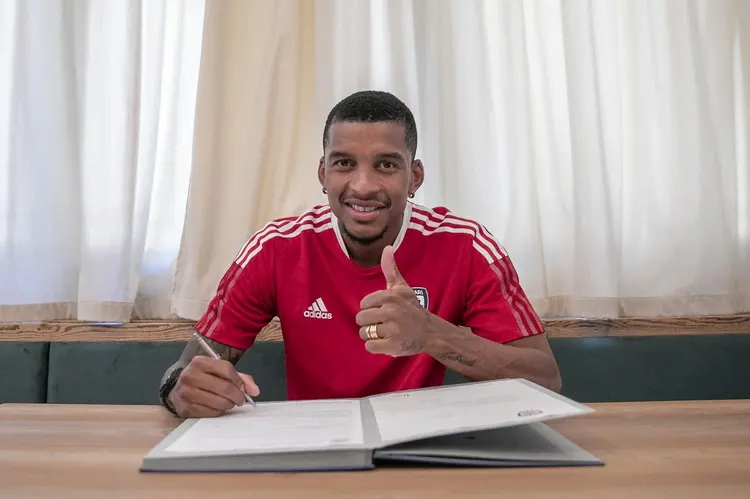 Internacional anuncia o lateral Dalbert como reforço