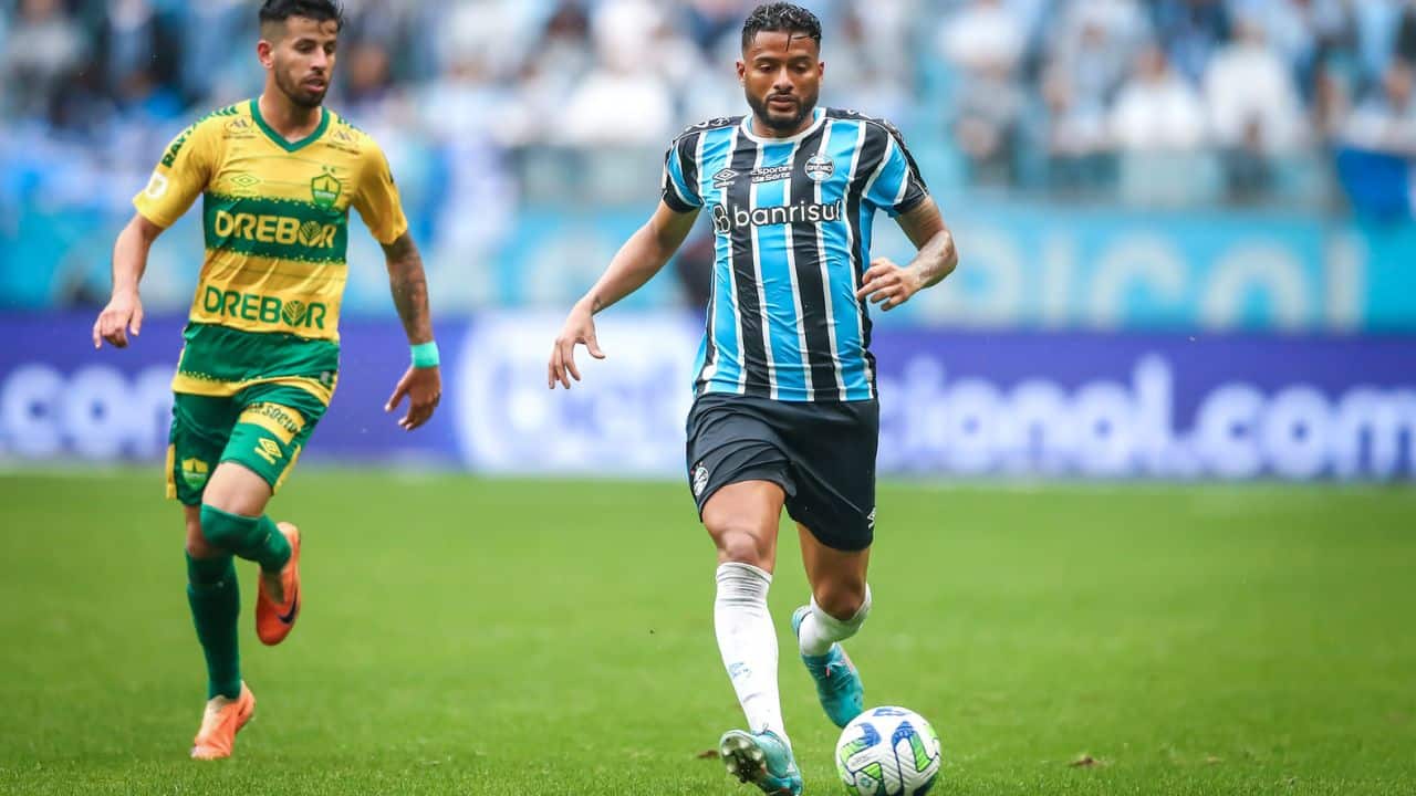 Grêmio derrota o Cuiabá e se aproxima mais do líder