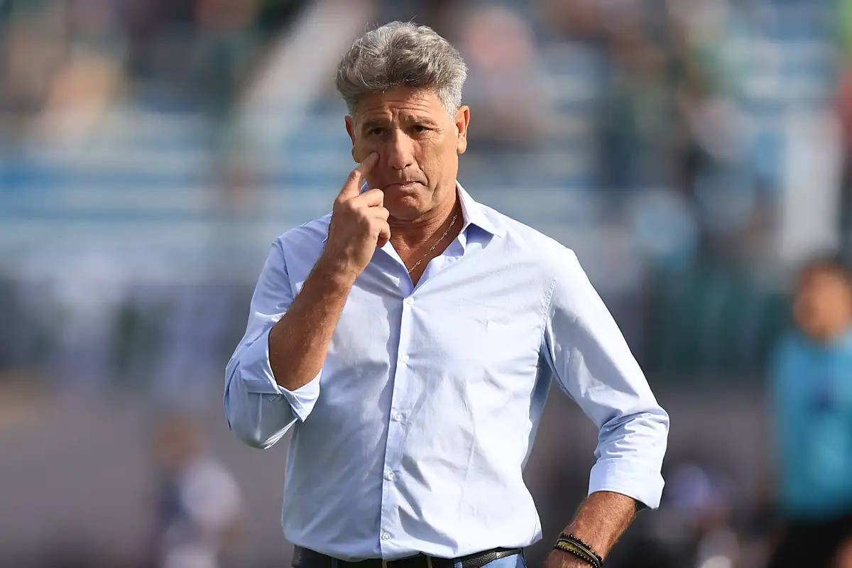 Renato Gaúcho questiona o VAR
