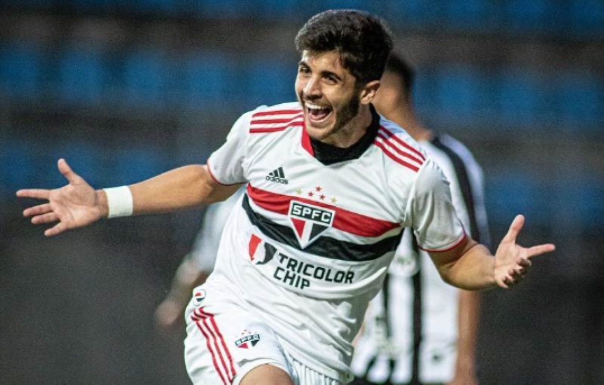 ZAGUEIRO do São Paulo desperta interesse do Porto, de Portugal