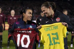 Seleção feminina troca de camisas entre as jogadoras