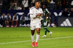 Douglas Costa anuncia saída de LA Galaxy