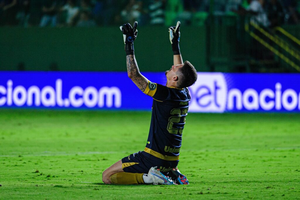 Feliz por atuar no Brasil, Angulo chega ao Bahia surpreso com a torcida