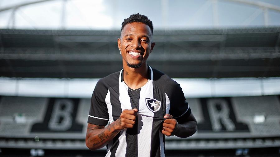 Volante Tchê Tchê cria rápida identificação com o Botafogo