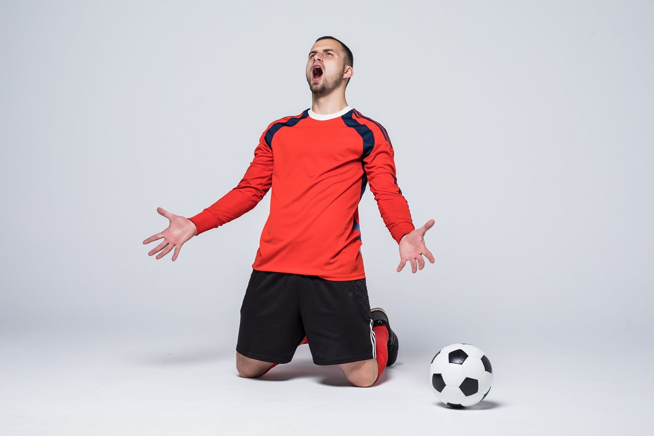 Arbitro comemora gol e viraliza.