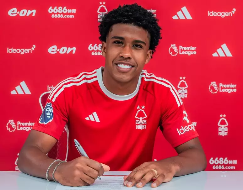 Com estreia de ex-Corinthians e um a menos, Nottingham Forest