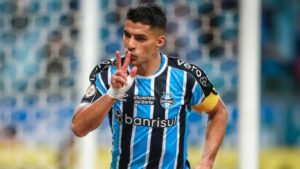Suárez artilheiro no Grêmio volta a ser convocado para a Seleção do Uruguai