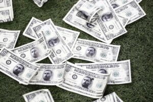 Milan - torcida joga notas falsas no campo para ex-goleiro