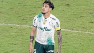 Expulsão de Gustavo Gomes é um erro para árbitro
