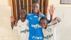 PALMEIRAS faz AÇÃO SOCIAL em Senegal e doa artigos esportivos
