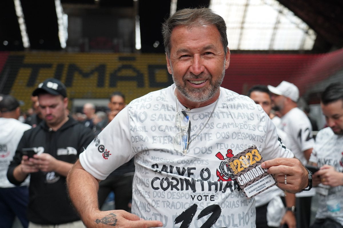 Augusto Melo presidente do Corinthians com a Camisa