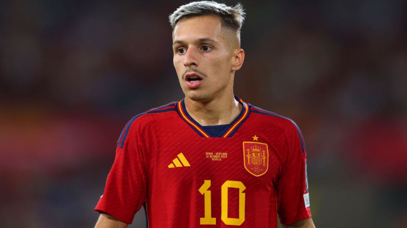 O Bayern de Munique surpreendeu o cenário esportivo ao oficializar, nesta quarta-feira, a contratação do talentoso atacante Bryan Zaragoza, destaque do Granada. A transferência, avaliada em expressivos 15 milhões de euros (equivalente a R$ 79,5 milhões), segundo informações da imprensa europeia, solidifica a aposta do clube alemão no jovem jogador espanhol de 22 anos. O contrato, válido até junho de 2029, traz Zaragoza ao Bayern no meio de 2024, mas, até então, ele permanecerá emprestado ao Granada até o término da temporada atual. Disputa Intensa no Mercado O interesse de gigantes europeus como o RB Leipzig, da Alemanha, e o Brentford, da Inglaterra, destacou a crescente reputação de Zaragoza. Contudo, o Bayern emergiu como vencedor nessa acirrada disputa. Rumores indicam que o jogador possuía uma cláusula de rescisão de 14 milhões de euros (equivalente a R$ 74,1 milhões) em seu contrato, assinado em maio. O Granada, diante do desempenho exponencial do atacante, tentava aumentar essa cláusula. O Bayern, contudo, desembolsou os 15 milhões de euros, e ainda há a possibilidade de o clube espanhol receber mais 2 milhões de euros (equivalente a R$ 10,6 milhões) em bônus de desempenho. Desempenho Notável na La Liga Bryan Zaragoza demonstrou seu potencial ao registrar cinco gols e duas assistências em 14 partidas disputadas pelo Granada na atual temporada da La Liga. Essa performance o posiciona como o vice-artilheiro da equipe, dividindo a posição com Uzuni. Além disso, sua estreia pela seleção espanhola, durante a Data Fifa de outubro, na vitória por 2 a 0 sobre a Escócia nas Eliminatórias da Eurocopa, solidificou ainda mais seu status como uma promessa do futebol espanhol. A contratação de Bryan Zaragoza representa não apenas um investimento financeiro significativo por parte do Bayern, mas também uma aposta no potencial de um jovem talento que está rapidamente se destacando no cenário futebolístico europeu. A chegada do atacante ao clube bávaro certamente adicionará mais emoção e qualidade ao elenco, alimentando as expectativas dos torcedores para as temporadas futuras.