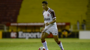 Bragantino contrata LATERAL do Flamengo