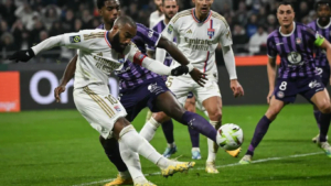 Lyon vence e RESPIRA em meia a crise no clube