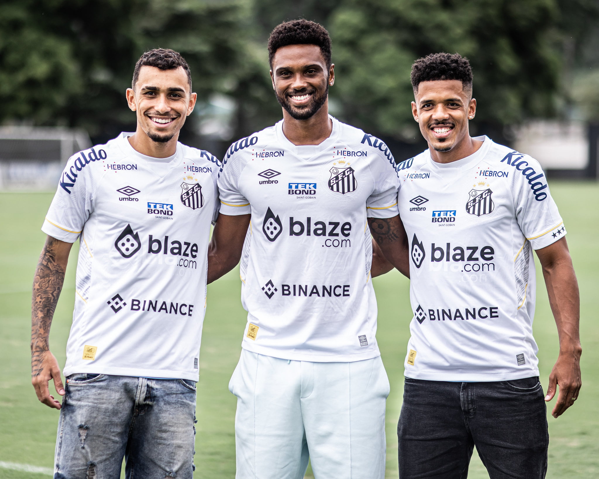 Santos devolve jogadores