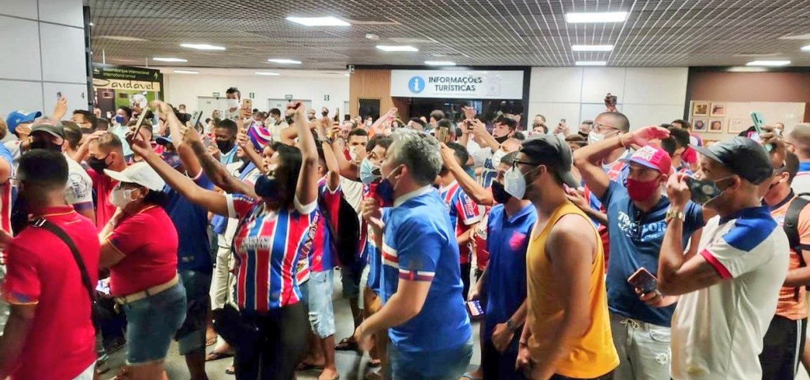 Torcida do Bahia protesta