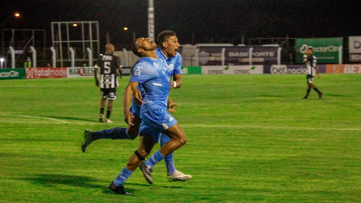 Atacante sabe que pai MORREU no estádio, joga, faz gol no primeiro minuto e dedica ao PAI “esse gol é para ele”