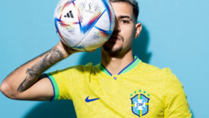 Bruno Guimarães no PSG? Veja o que atrapalha a negociação do meia com os franceses