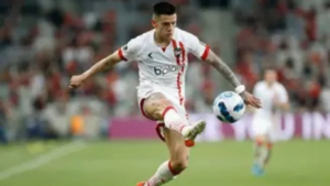Léo Godoy chega ao Brasil para ASSINAR CONTRATO, Lateral atuava pelo Estudiantes