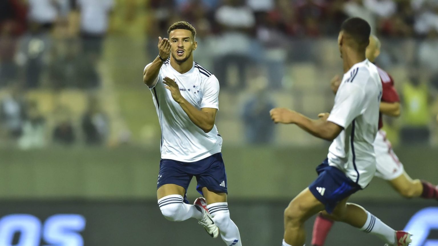 Gui Meira celebra gol que colocou o Cruzeiro sub-20 na final da Copinha