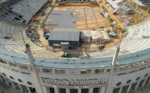 Pacaembu: lendário estádio segue sem campo e arquibancad