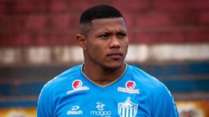 Atacante sabe que pai MORREU no estádio, joga, faz gol no primeiro minuto e dedica ao PAI “esse gol é para ele”