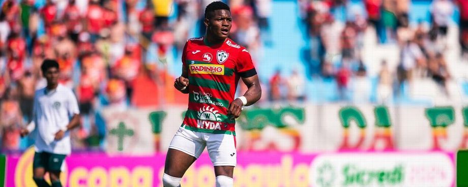 Yavir Kadir panamenho atuando pela copinha com a camisa da Portuguesa