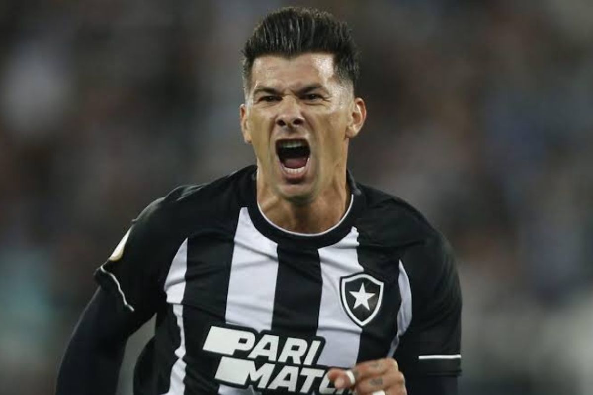 Víctor Cuesta pode deixar o Botafogo