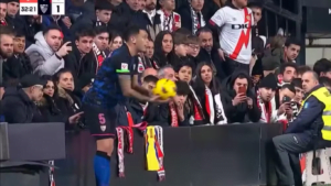 Sevilla: DEDADA em jogador causa revolta e risadas com atitude do garoto