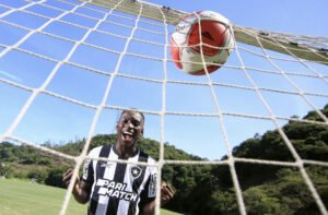Luiz Henrique: CAMISA 99 em homenagem a Ronaldinho "Bagunçava todo mundo”