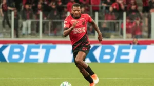 Corinthians negocia com ZAGUEIRO do Athlético-PR