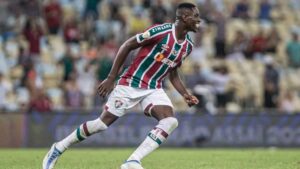 Atacante do Botafogo curte nova CAMISA do Fluminense