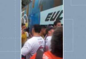 Após DERROTA, torcida CERCA jogadores em clima de REVOLTA e hostiliza os jogadores
