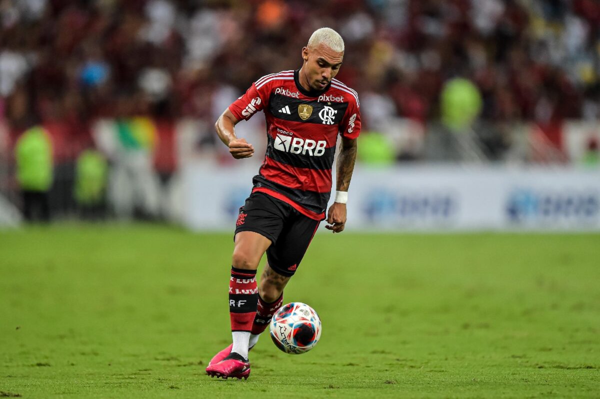 Matheuzinho é contratado pelo Corinthians