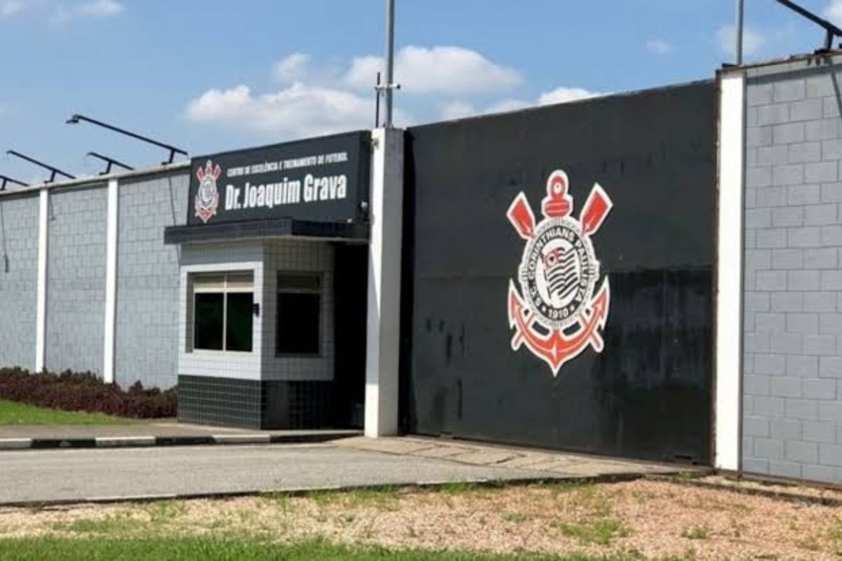 Torcedores do Corinthians vandalizaram o CT do clube Foto: Reprodução