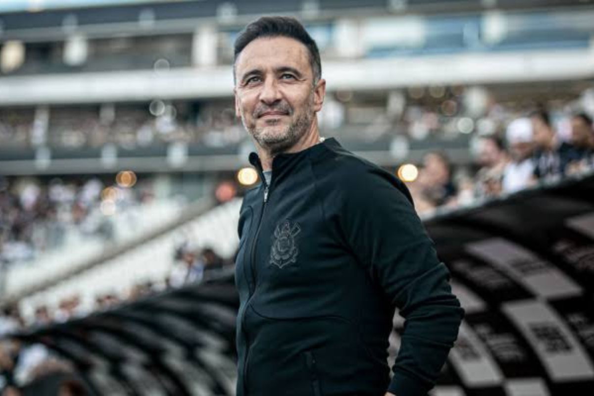 Fábio Santos fala de Vítor Pereira Foto: Reprodução