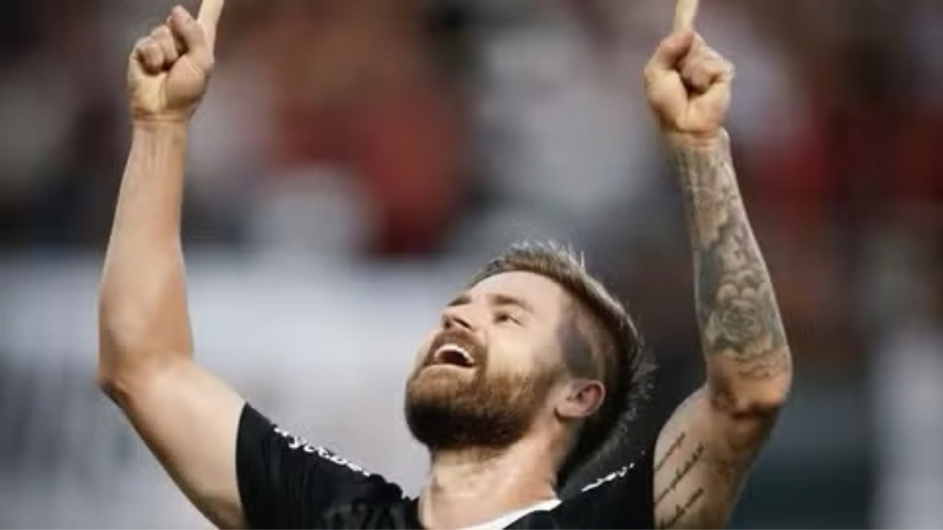 Sasha comemora gol contra o Santos