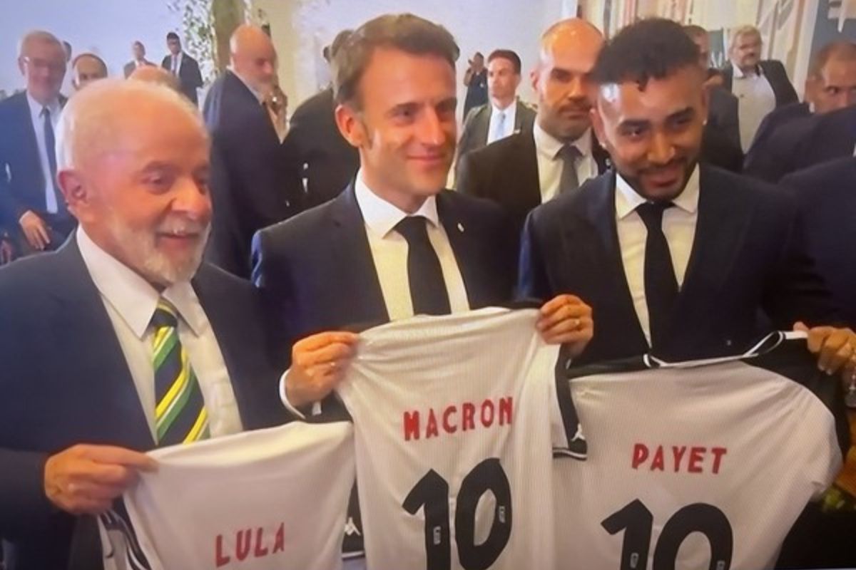 Payet entrega camisas do Vasco para Lula e Macron Foto: Reprodução