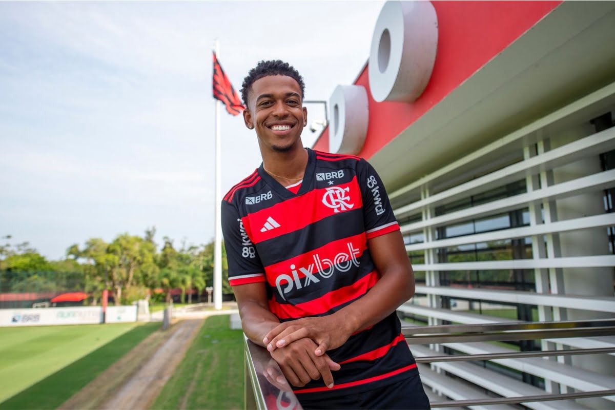 Carlinhos chega ao Flamengo Foto: Marcelo Cortes/CRF
