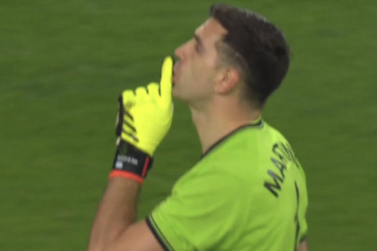 Goleiro levou dois cartões amarelos e não foi expulso Foto: Reprodução